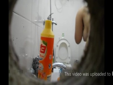 แอบกล้องในห้องน้ำมีรูเปิด เอากล้องสอดไปถ่ายสาวโป๊แก้ผ้าอาบน้ำ น่าเย็ดมากหุ่นดีมากขนหมอยสวยเชียว 